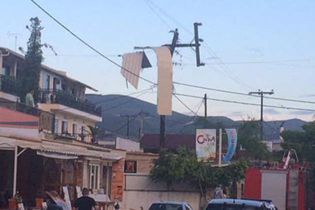 Τους πήρε και τους σήκωσε!