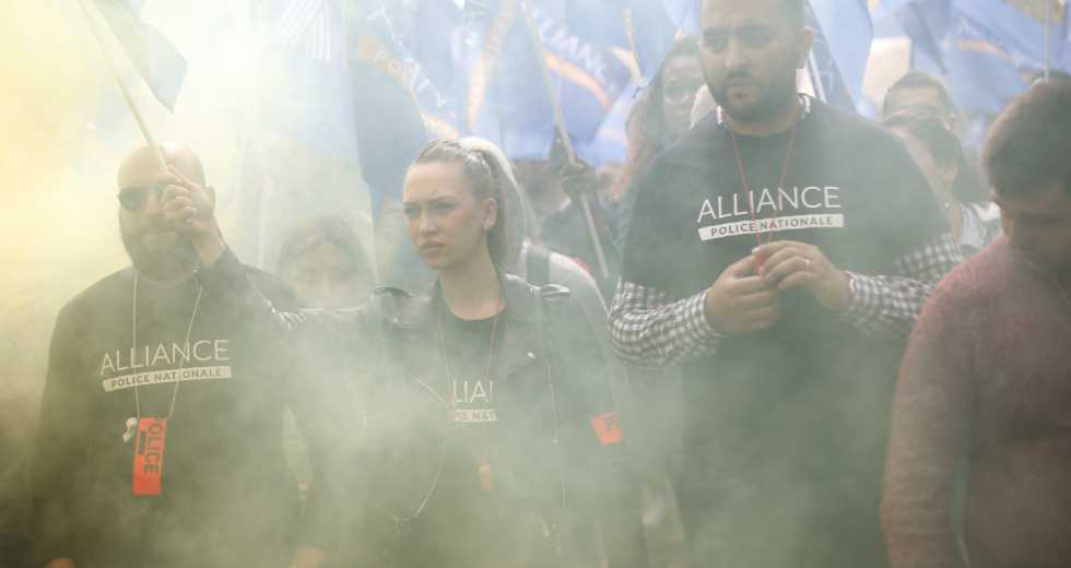 Οι αστυνομικοί απεργούν και διαδηλώνουν στο Παρίσι