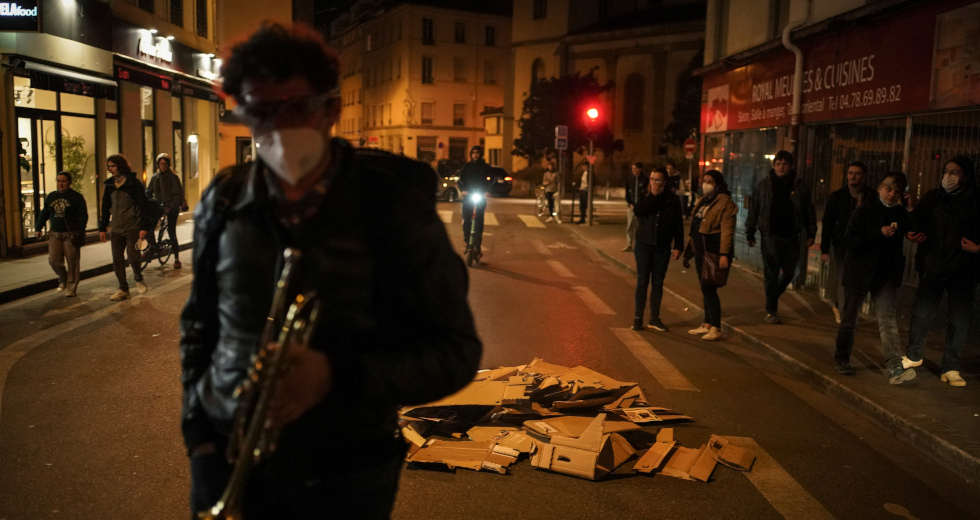 Οι Γάλλοι στους δρόμους, ο Μακρόν στην… τηλεόραση