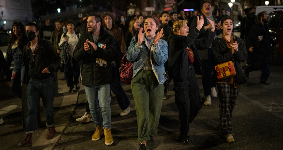 Οι Γάλλοι στους δρόμους, ο Μακρόν στην… τηλεόραση