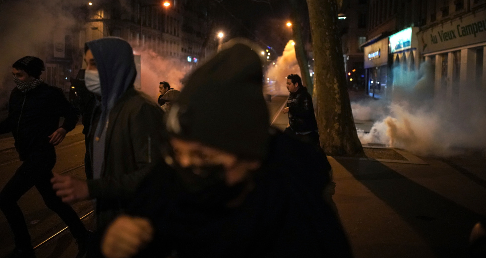 Οι Γάλλοι στους δρόμους, ο Μακρόν στην… τηλεόραση