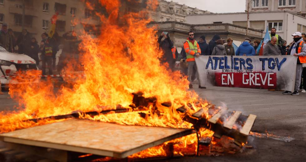 «Στοπ» λένε τα συνδικάτα στον Μακρόν – Μόνη απάντησή του η καταστολή
