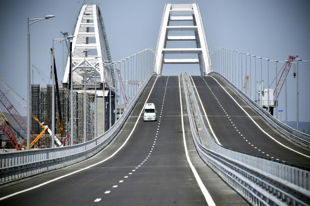 Καταδικάζει το ΝΑΤΟ τα εγκαίνια της γέφυρας με την Κριμαία