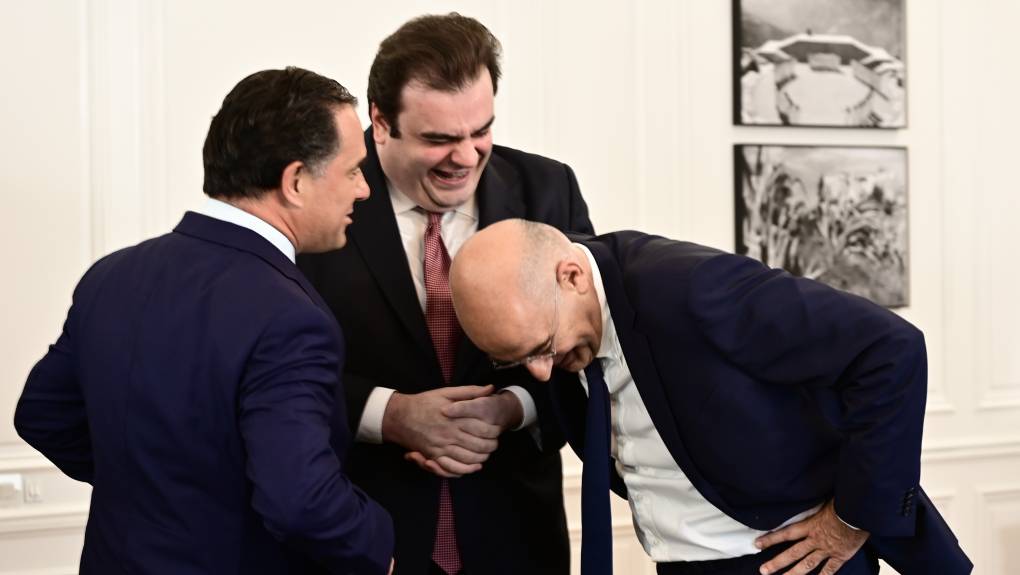 Η κυβέρνηση πενθεί βαριά