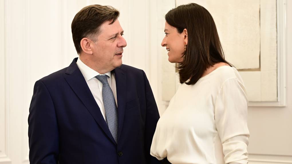 Η κυβέρνηση πενθεί βαριά