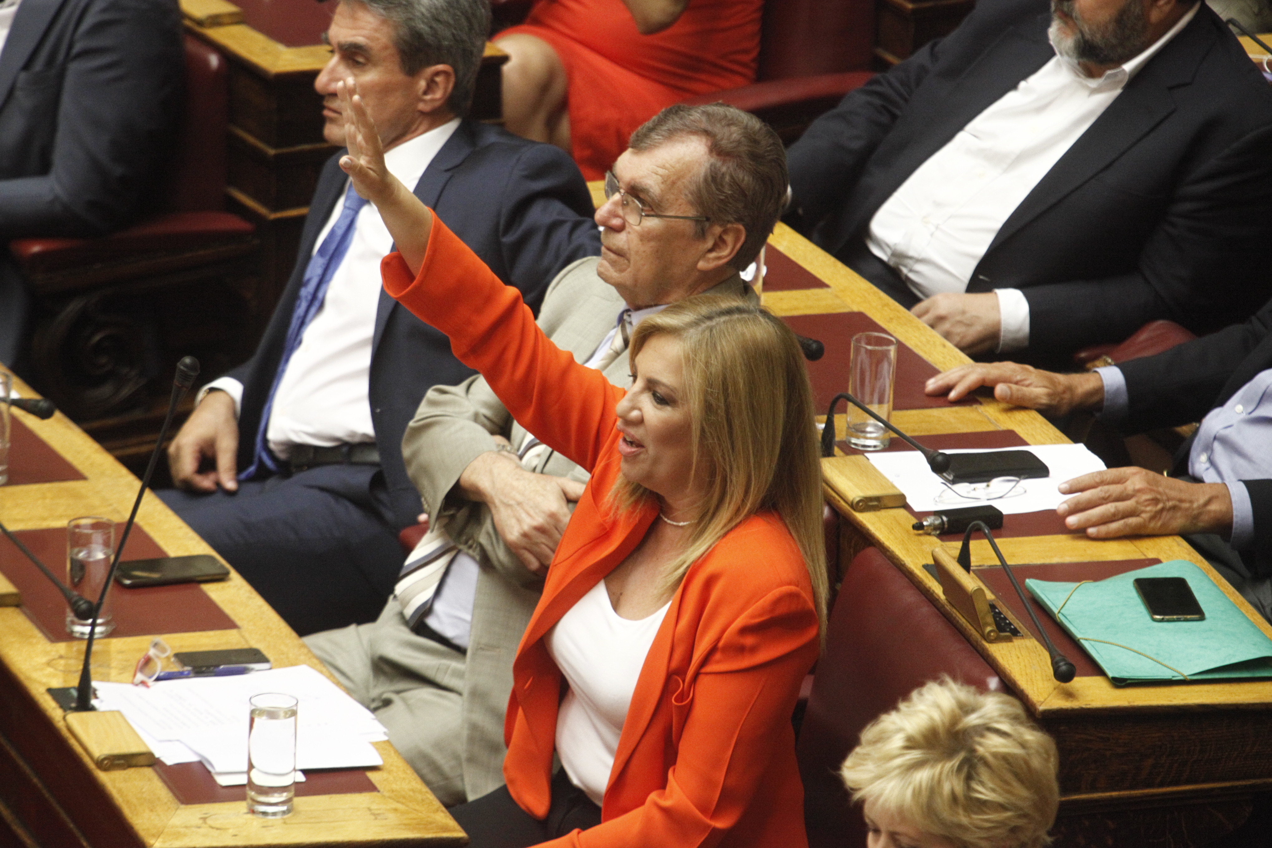 Επεισόδια με κόντρες και ύβρεις στη Βουλή