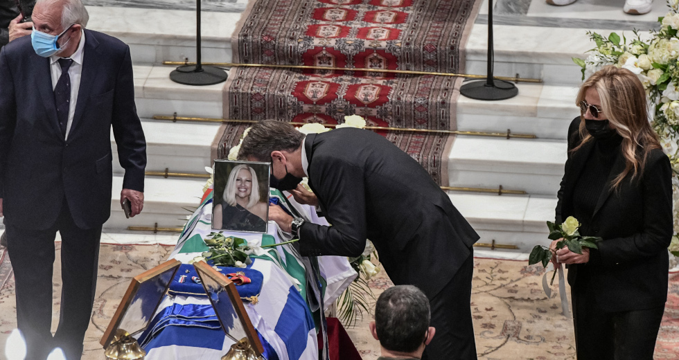 Βουβή συγκίνηση στο ύστατο «αντίο» στη Φώφη Γεννηματά