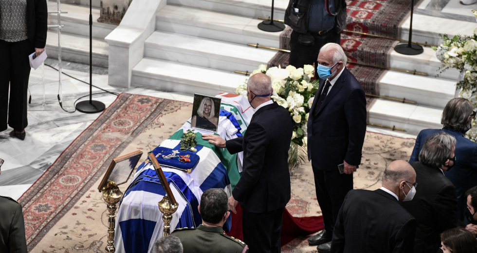 Βουβή συγκίνηση στο ύστατο «αντίο» στη Φώφη Γεννηματά