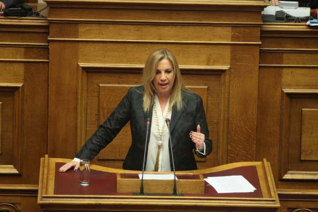 Εν μέσω έντονων διαξιφισμών «πέρασε» η τροπολογία για τις άδειες