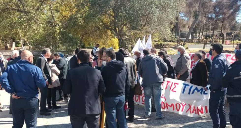 Στα Χανιά ο υπουργός Αγρ. Ανάπτυξης – Τον υποδέχθηκαν με διαμαρτυρία