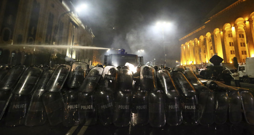 Δεκάδες τραυματίες από σφαίρες καουτσούκ στη Γεωργία