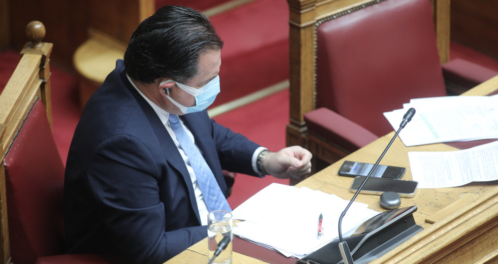 Μπαράζ άρσης περιορισμών με το βλέμμα στον τουρισμό