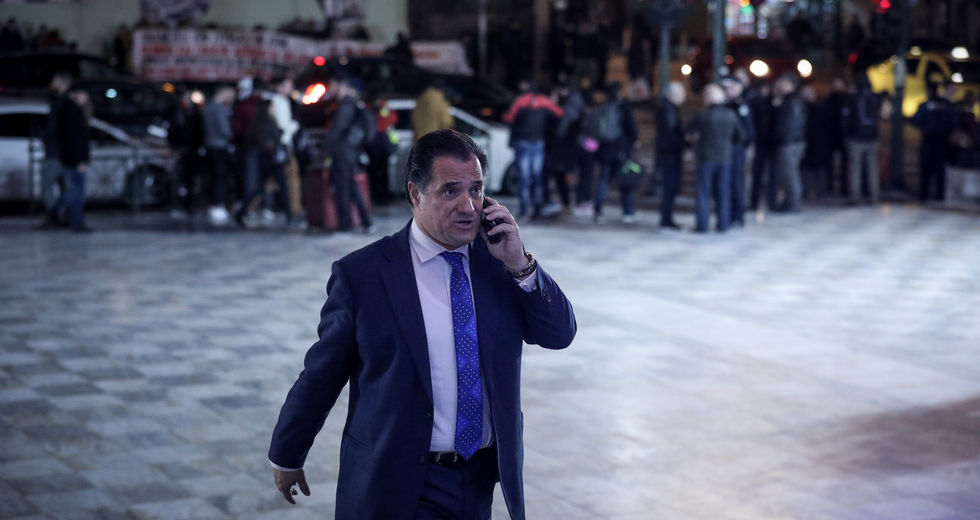 Κυβερνητική φιέστα με ξένα κόλλυβα