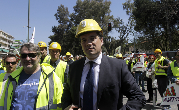 Σουρεαλισμός της εργατιάς με πορεία-υπερπαραγωγή