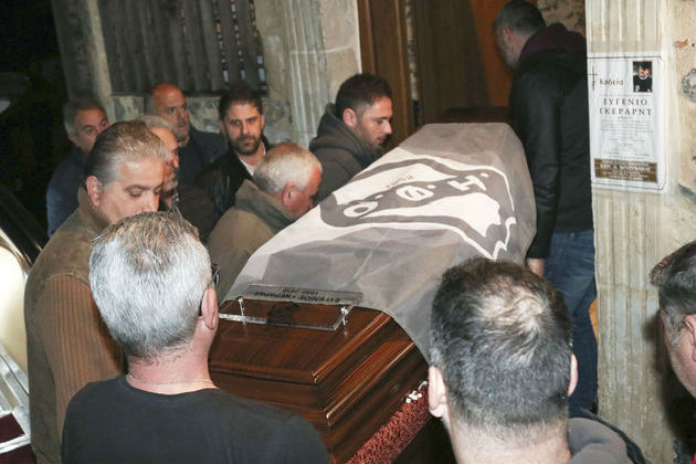Θέλω στον τάφο μου χορό με δυνατό λυράρη, να νιώσει ο χάρος ένοχος που ήρθε να με πάρει