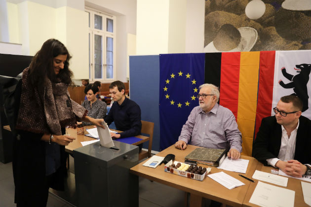 Η Μέρκελ νίκησε, οι ακροδεξιοί πανηγυρίζουν