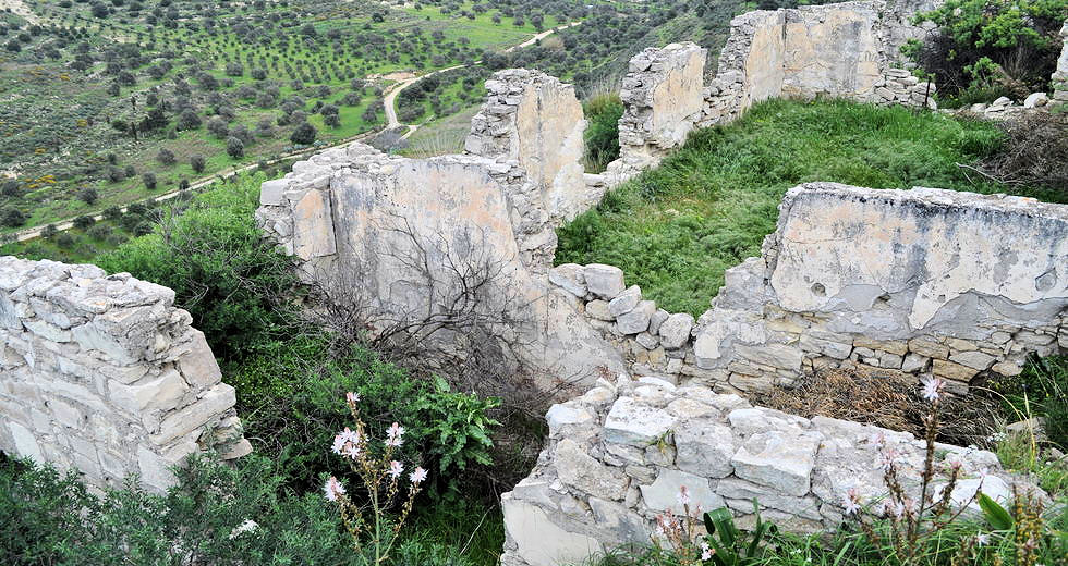 «Οταν ένας λαός σβήνει και καταστρέφει την ιστορία του, την ξαναζεί»