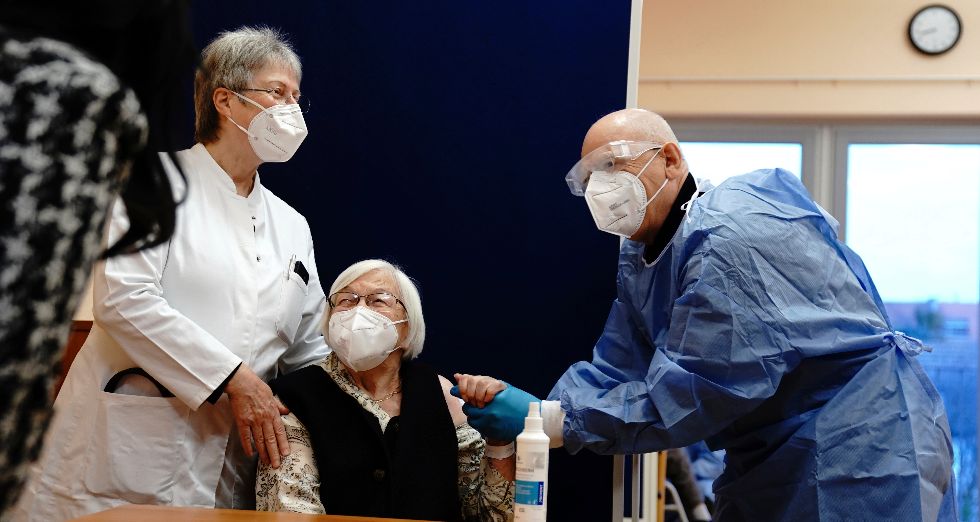 Οι Ευρωπαίοι «σήκωσαν τα μανίκια» αλλά… τα εμβόλια δεν φθάνουν