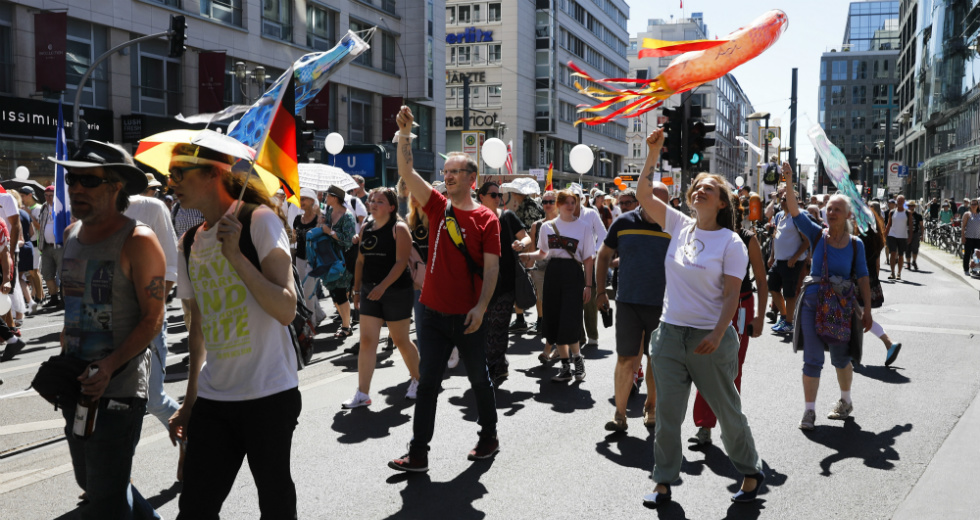 Διαδήλωση στο Βερολίνο κατά των μέτρων της πανδημίας