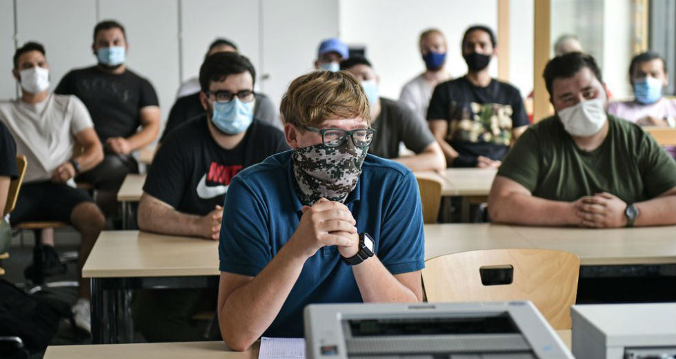 Πώς ανοίγουν τα σχολεία εν μέσω πανδημίας στην Ευρώπη