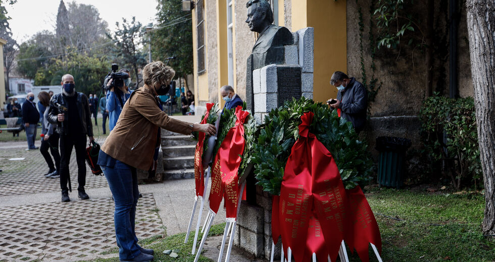 Με σθένος, γαρίφαλα και αποστάσεις