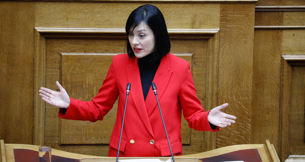 Απειλή Πλεύρη για μαζικές απολύσεις ανεμβολίαστων υγειονομικών