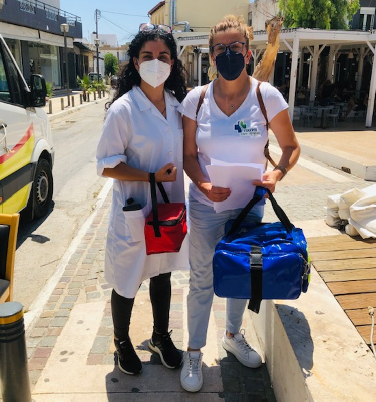 «Γιατροί του δρόμου»: Δίπλα στους πολίτες και στους κατ’οίκον εμβολιασμούς
