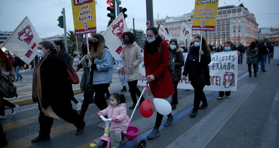 Τραγούδια και γροθιές υψωμένες με άρωμα γυναίκας