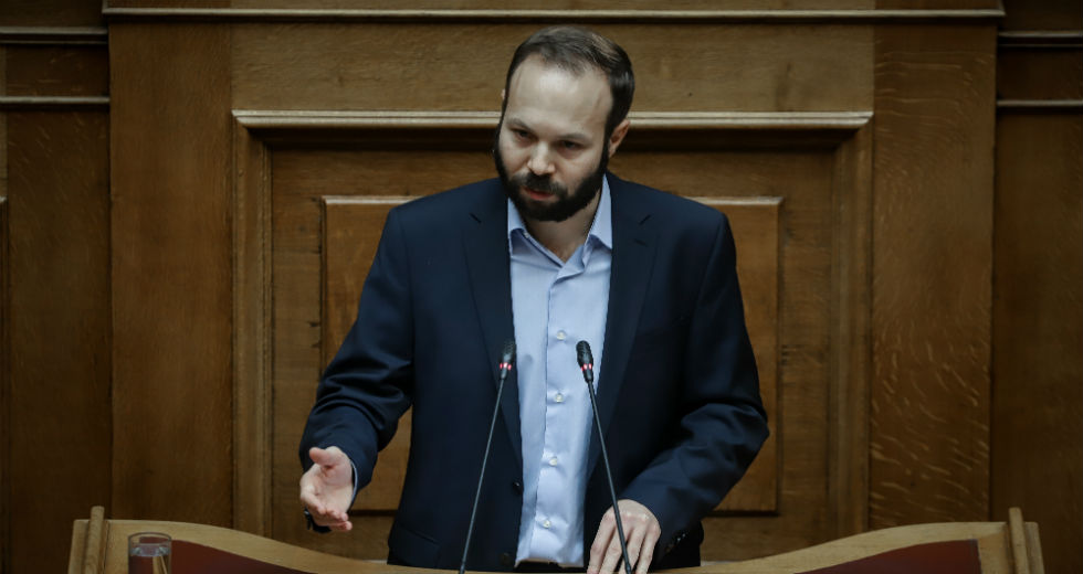 Μαζικά πυρά στη Βουλή κατά του νομοσχεδίου για παροχή ασύλου [Live]