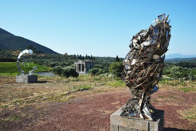 Μοντέρνα γλυπτά σε μια αρχαία πόλη