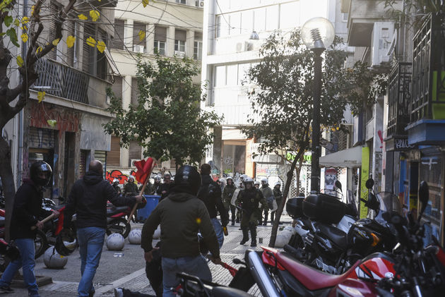 Κουκουλοφόροι ακροδεξιοί προκάλεσαν επεισόδια