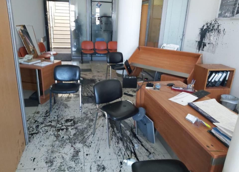 Ηράκλειο: Εισβολή στο γραφείο του Αυγενάκη – Έγραψαν συνθήματα για τον Κουφοντίνα