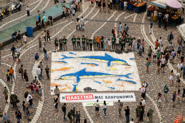 Ψηφιδωτό με 10.000 πλαστικά ποτήρια καφέ από την Greenpeace