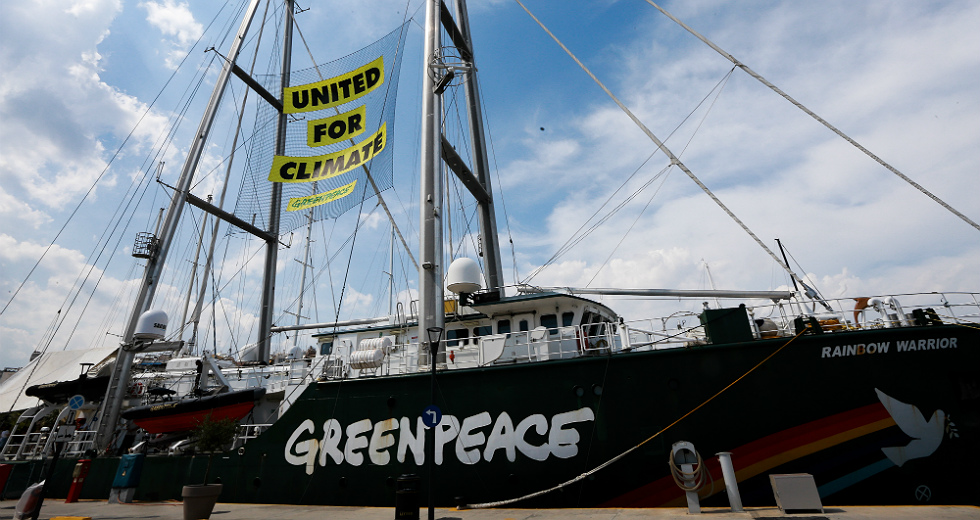 Στο λιμάνι της Ζέας το ιστορικό πλοίο της Greenpeace