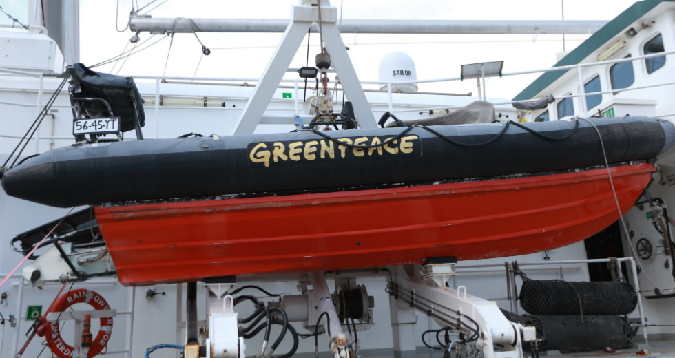 Στο λιμάνι της Ζέας το ιστορικό πλοίο της Greenpeace