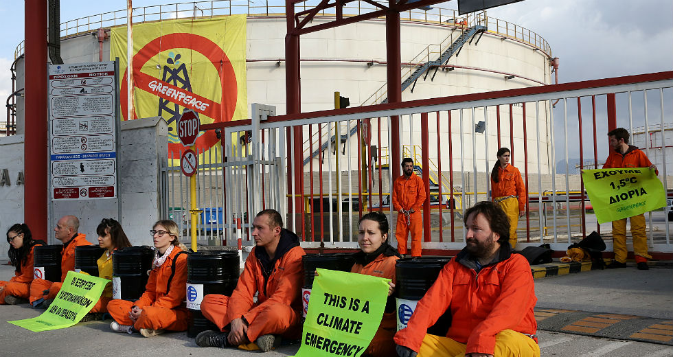 Κατάληψη της Greenpeace στα ΕΛΠΕ