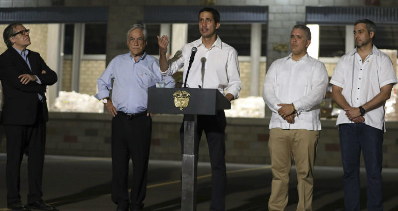 Στην Κολομβία ο Γουαϊδό, έκλεισε τα σύνορα η Βενεζουέλα