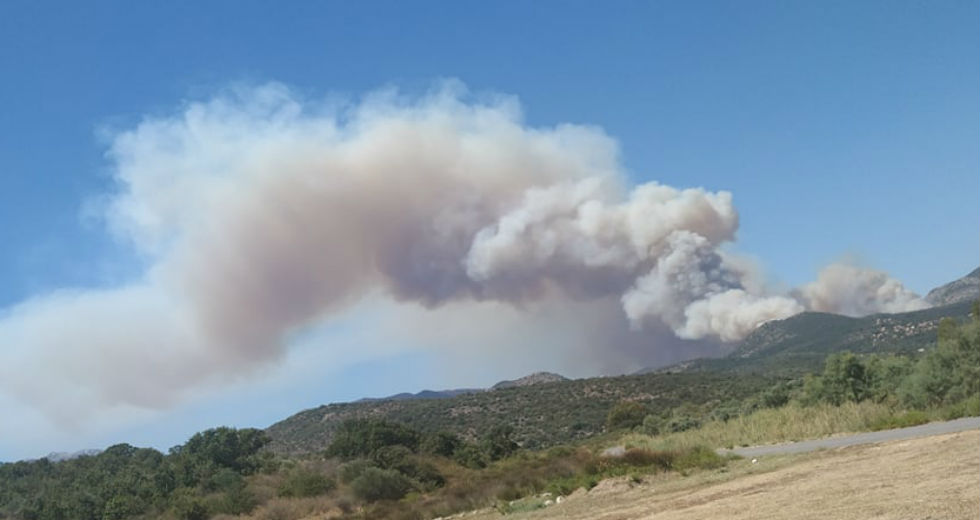 Εκκένωση πέντε οικισμών λόγω φωτιάς στη Λαγκάδα Γυθείου
