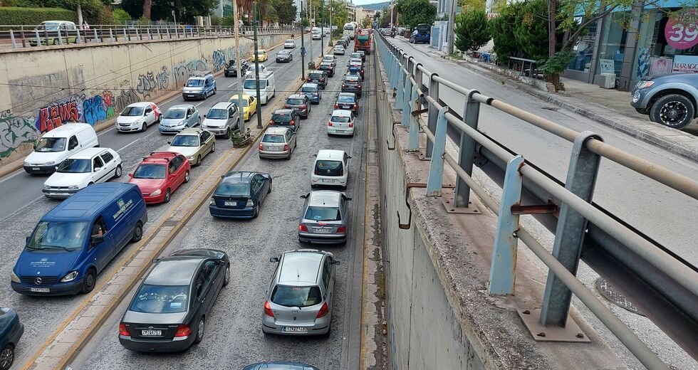 Τρύπα στην Παπανικολή: ταλαιπωρία μιας βδομάδας για τους οδηγούς στο Χαλάνδρι