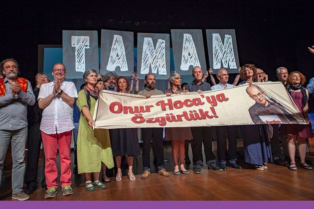 Ενας άνθρωπος που τον αλυσοδένουνε