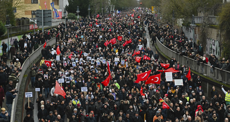 Πορεία 10.000 ατόμων στη Χανάου για τα θύματα της επίθεσης