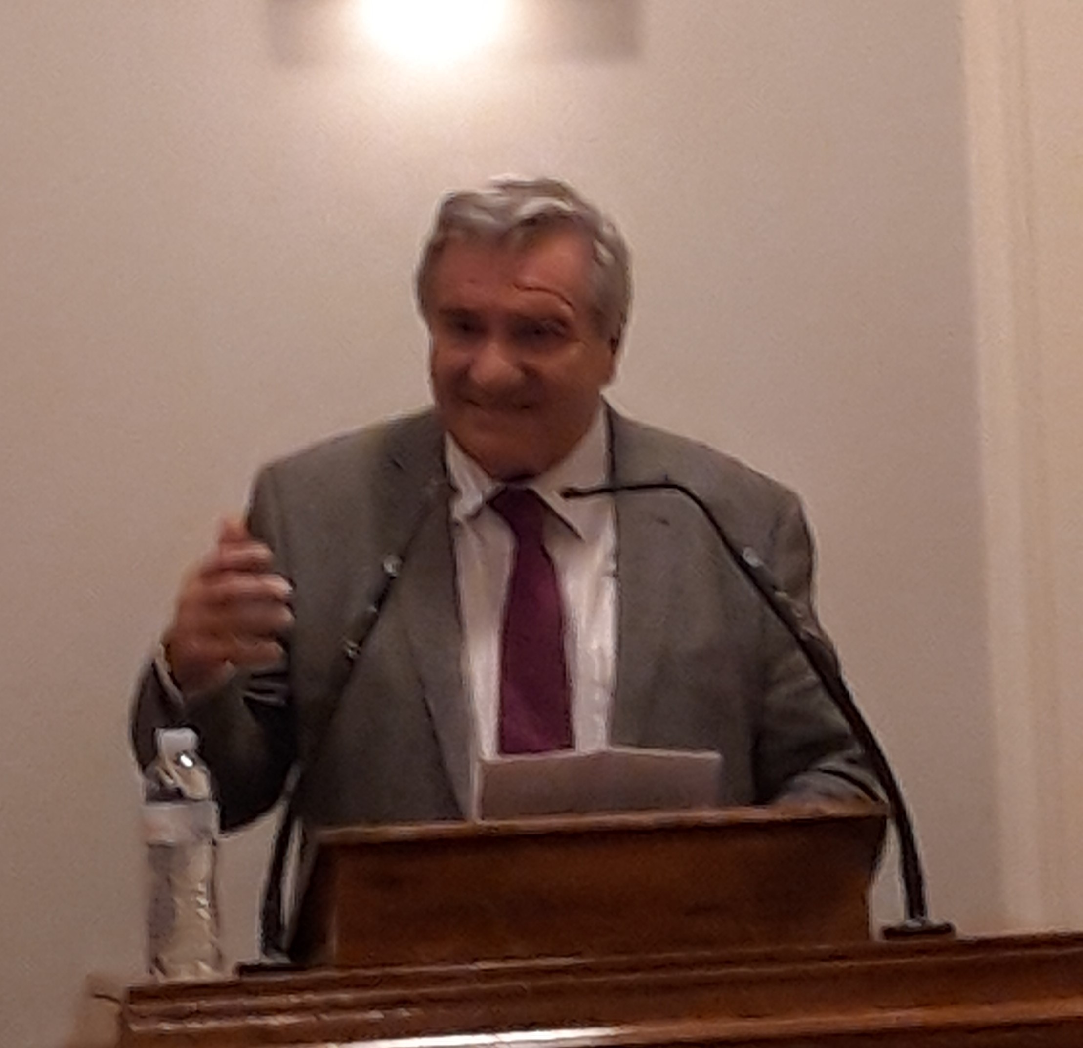 Απομόνωση του Μαξίμου από νομικούς, συνταγματολόγους και πολιτικούς