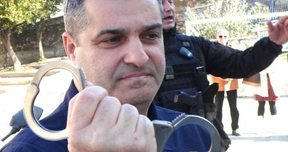 Μάθημα πρώτο με κλομπ, χειροπέδες και ναρκωτικά