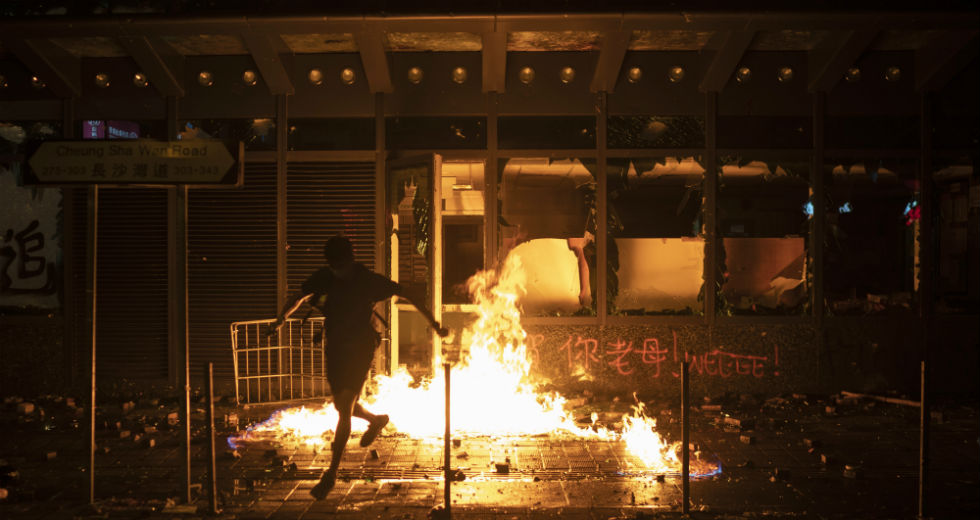 Χρώματα στο Πεκίνο, άγρια καταστολή στο Χονγκ Κονγκ