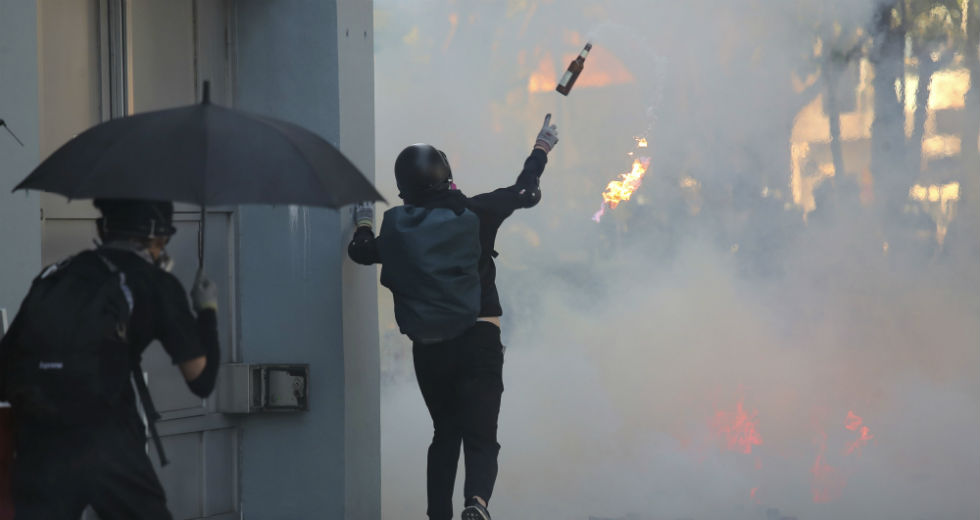 Βέλη και μολότοφ κατά αστυνομικών στο Χονγκ Κονγκ