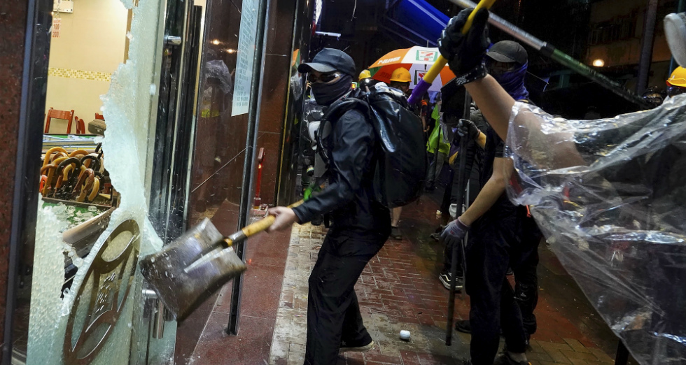 Αστυνομικοί τράβηξαν όπλα σε διαδήλωση στο Χονγκ Κονγκ