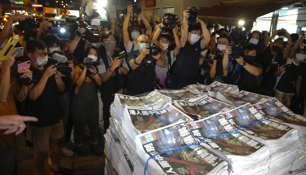 Κοσμοσυρροή για το τελευταίο φύλλο της Apple Daily που βάζει «λουκέτο»