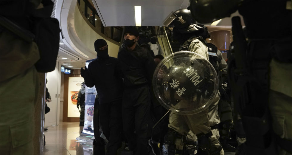 Δακρυγόνα και κλομπ σε νέα αντικυβερνητική διαδήλωση στο Χονγκ Κονγκ