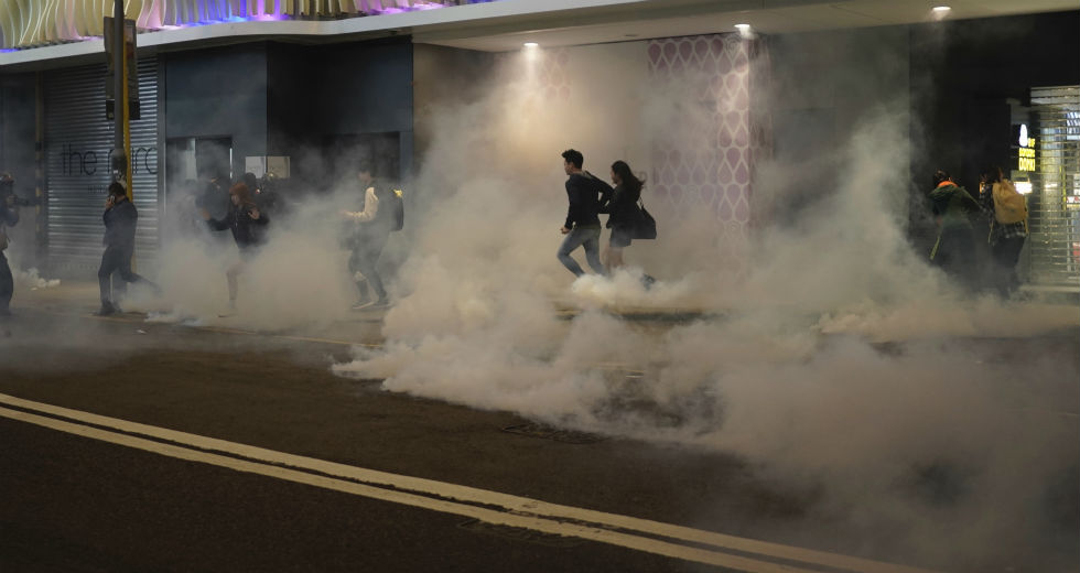 Δακρυγόνα και κλομπ σε νέα αντικυβερνητική διαδήλωση στο Χονγκ Κονγκ