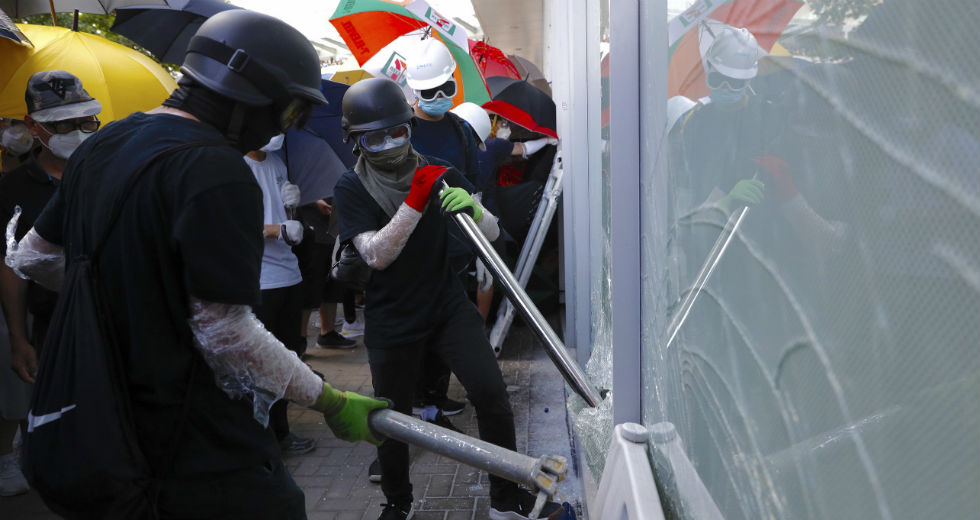 Η αστυνομία ανέκτησε τον έλεγχο της Βουλής στο Χονγκ Κονγκ, μετά την εισβολή διαδηλωτών